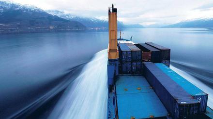 Fjordland voraus. Hoch beladen gleitet „Emma“ nach Norwegen. Ein Hafenstädtchen nach dem anderen läuft sie an. Ladung wird gelöscht – und neue kommt an Bord.
