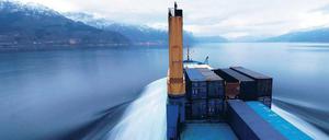 Fjordland voraus. Hoch beladen gleitet „Emma“ nach Norwegen. Ein Hafenstädtchen nach dem anderen läuft sie an. Ladung wird gelöscht – und neue kommt an Bord.