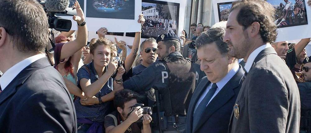 Besuch und Protest: EU-Kommissionspräsident Manuel Barroso (Mitte) am Mittwoch auf Lampedusa. Viele Inselbewohner nutzten die Gelegenheit, um ihrer Wut über die europäische Migrationspolitik Ausdruck zu geben.