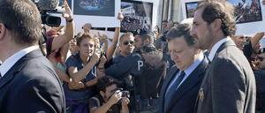 Besuch und Protest: EU-Kommissionspräsident Manuel Barroso (Mitte) am Mittwoch auf Lampedusa. Viele Inselbewohner nutzten die Gelegenheit, um ihrer Wut über die europäische Migrationspolitik Ausdruck zu geben.