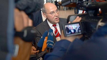 Gregor Gysi wird sich nun Fragen gefallen lassen müssen.