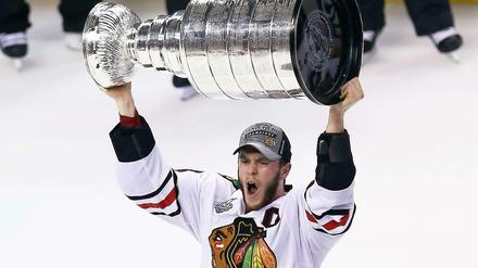Ein Spieler der Chicago Blackhawks mit dem Stanley Cup. Auf seiner Brust prangt der umstrittene Häuptling Black Hawk.