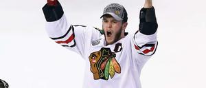 Ein Spieler der Chicago Blackhawks mit dem Stanley Cup. Auf seiner Brust prangt der umstrittene Häuptling Black Hawk.
