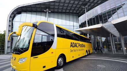 Vorgefahren. Ein brandneuer Postbus steht vor der Zentrale des Logistikkonzerns in Bonn.