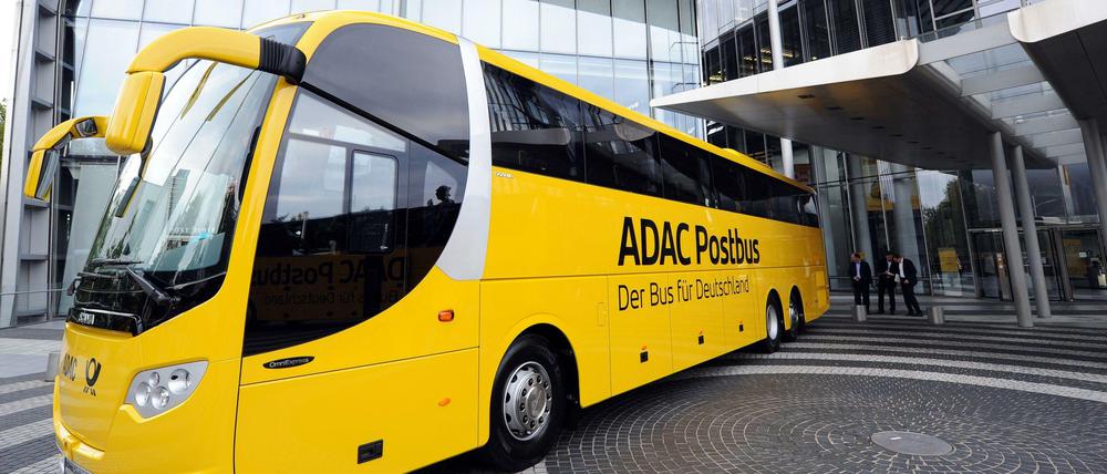 Vorgefahren. Ein brandneuer Postbus steht vor der Zentrale des Logistikkonzerns in Bonn.