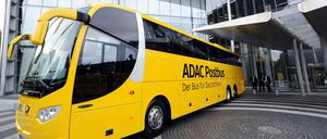 Vorgefahren. Ein brandneuer Postbus steht vor der Zentrale des Logistikkonzerns in Bonn.