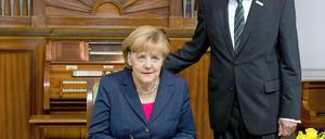 So oder ähnlich könnte es aussehen, wenn Schwarz und Grün einmal einen Koalitionsvertrag unterzeichneten. Wahrscheinlich wird es dazu dieses Mal nicht kommen - vielleicht sogar nie. Angela Merkel und Winfried Kretschmann müssen sich wohl mit dieser Momentaufnahme schwarz-grüner Harmonie bei den Feierlichkeiten zum Tag der Deutschen Einheit in Stuttgart begnügen.
