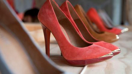 Rote, hochhackige Damenschuhe stehen in der Auslage eines Zalando-Geschäfts.