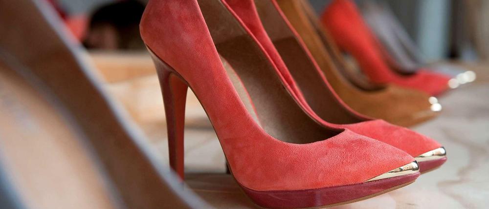 Rote, hochhackige Damenschuhe stehen in der Auslage eines Zalando-Geschäfts.