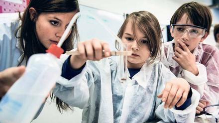 Schokolade im Reagenzglas. Im Gläsernen Labor auf dem Campus Buch experimentieren Schüler bei einem Ferienworkshop mit Süßigkeiten. 