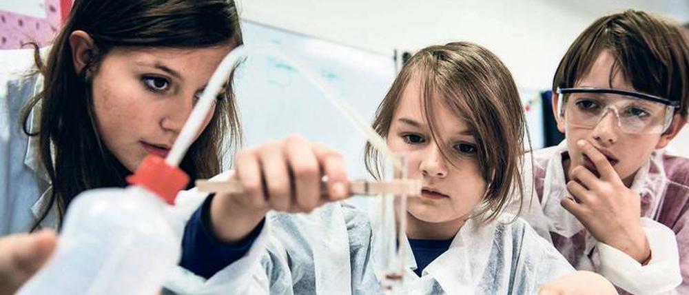 Schokolade im Reagenzglas. Im Gläsernen Labor auf dem Campus Buch experimentieren Schüler bei einem Ferienworkshop mit Süßigkeiten. 