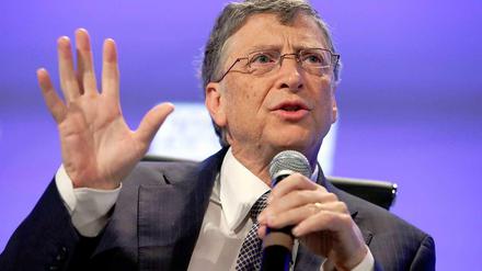 Bill Gates, der Gründer von Microsoft, bei einem Vortrag mit einem Mikrofon in der Hand.