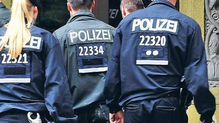 Neue Richtung. Polizisten durchsuchten am Montag das Haus der Familie. Foto: dpa