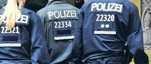 Neue Richtung. Polizisten durchsuchten am Montag das Haus der Familie. Foto: dpa