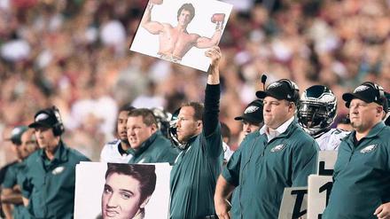 Spielzug? Balboa! Und der King! Philadelphias Trainerstab zeigt die Taktik an.