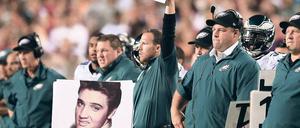 Spielzug? Balboa! Und der King! Philadelphias Trainerstab zeigt die Taktik an.