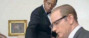 Mit einem Drink geht manches besser. Butler Cecil Gaines (Forest Whitaker) weiß die Bedürfnisse seiner Präsidenten – hier Liev Schreiber als Lyndon B. Johnson – zu antizipieren. 