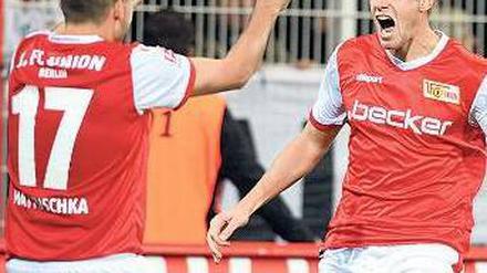 Danke fürs Präsent. Simon Terodde (r.) jubelt mit Vorlagengeber und Geburtstagskind Torsten Mattuschka über seinen Treffer zum 2:0. Foto: dpa