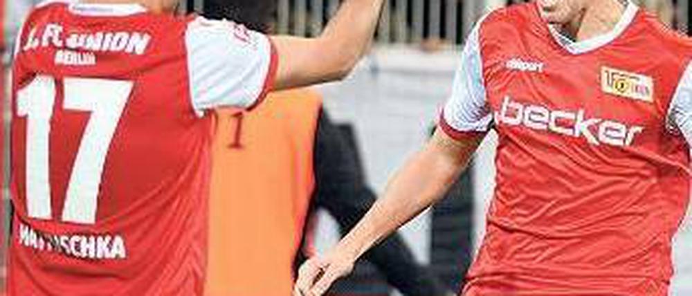 Danke fürs Präsent. Simon Terodde (r.) jubelt mit Vorlagengeber und Geburtstagskind Torsten Mattuschka über seinen Treffer zum 2:0. Foto: dpa