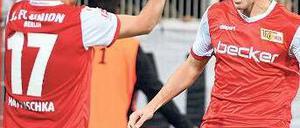 Danke fürs Präsent. Simon Terodde (r.) jubelt mit Vorlagengeber und Geburtstagskind Torsten Mattuschka über seinen Treffer zum 2:0. Foto: dpa