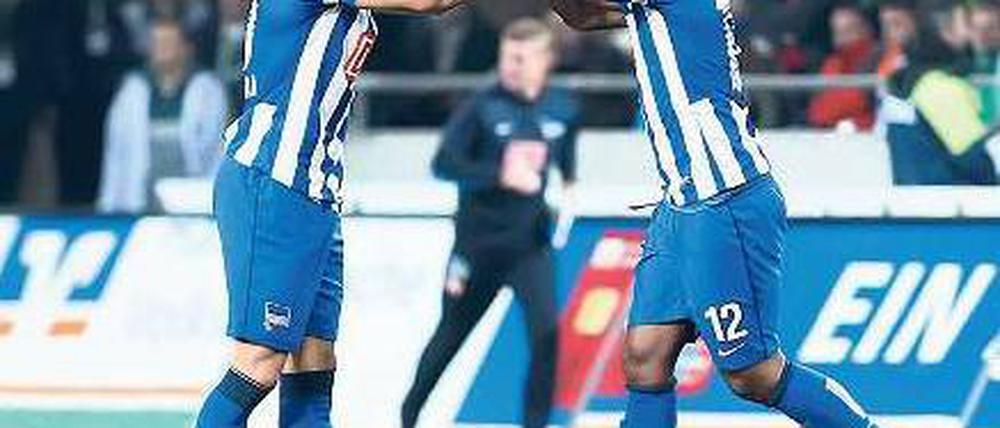 Typisch Ronny. Änis Ben-Hatira (li.) bedankt sich bei seinem brasilianischen Mitspieler für dessen Tor zum 1:1. Foto: dpa