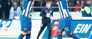 Typisch Ronny. Änis Ben-Hatira (li.) bedankt sich bei seinem brasilianischen Mitspieler für dessen Tor zum 1:1. Foto: dpa