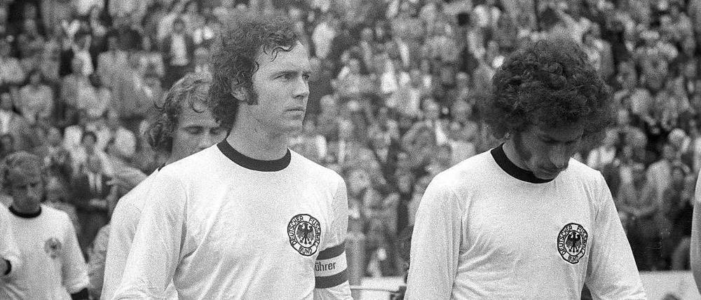 Kaiser Franz Beckenbauer (im Bild mit Paul Breitner). 1974 waren die Haare lang, heute gibt es Geld von Gazprom. 