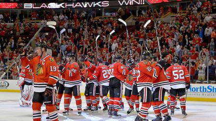 Sie jubeln schon wieder. Titelverteidiger Chicago Blackhawks nach dem 6:4-Sieg gegen Washington im ersten Saisonspiel am 1. Oktober.