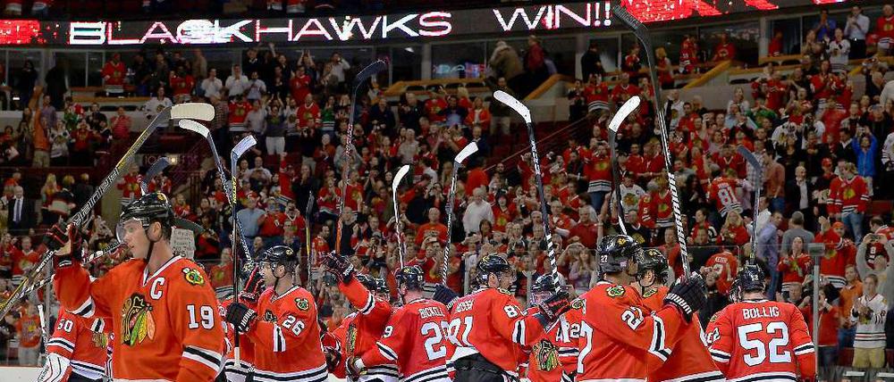 Sie jubeln schon wieder. Titelverteidiger Chicago Blackhawks nach dem 6:4-Sieg gegen Washington im ersten Saisonspiel am 1. Oktober.