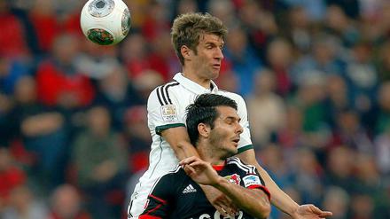 Kopfballduell zwischen Thomas Müller und Emir Spahic.