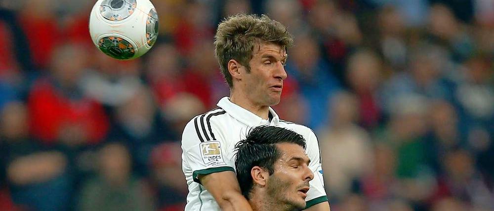 Kopfballduell zwischen Thomas Müller und Emir Spahic.