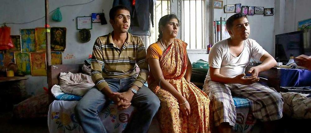 Raju Prasad Lamichhane, Mun Maya und Dilli, Angehörige eines der auf einer WM-Baustelle in Doha getöteten Nepalesen, sitzen in ihrem halbfertigen Haus in der Hauptstadt Kathmandu und trauern um ihren Bruder beziehungsweise Sohn.
