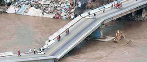 Brücke kollabiert. Bevölkerung und Urlauber müssen sich andere Wege aus der zerstörten Stadt Acapulco suchen.