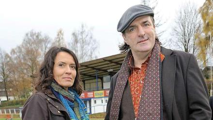 Die Schauspieler Ulrike Folkert alias Lena Odenthal und ihr Kollege Andreas Hoppe alias Mario Kopper blicken während der "Tatort"- Dreharbeiten im badischen Kuppenheim in die Kamera.