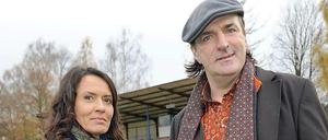 Die Schauspieler Ulrike Folkert alias Lena Odenthal und ihr Kollege Andreas Hoppe alias Mario Kopper blicken während der "Tatort"- Dreharbeiten im badischen Kuppenheim in die Kamera.