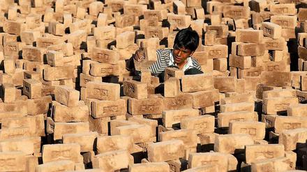 Kinder müssen vielerorts auf der Welt harte körperliche Arbeit verrichten - wie dieser Junge in Indien.