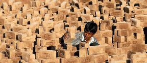 Kinder müssen vielerorts auf der Welt harte körperliche Arbeit verrichten - wie dieser Junge in Indien.