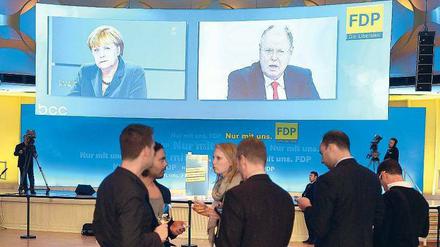 Wir müssen draußen bleiben. Wenige FDP-Anhänger verfolgten auf ihrer Wahlparty die „Berliner Runde“ auf dem Monitor. Es saß ja auch kein FDP-Poltiker in der TV-Runde. Foto: dpa