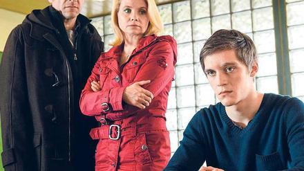In Haft. Ulli (Götz Schubert) und Claudia Gudermann (Annette Frier) besuchen ihren Sohn (Jonas Nay). Foto: Sat 1