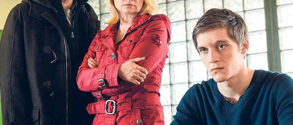 In Haft. Ulli (Götz Schubert) und Claudia Gudermann (Annette Frier) besuchen ihren Sohn (Jonas Nay). Foto: Sat 1