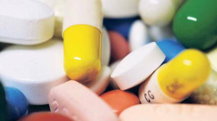 Gefährliche Mischung. Alte, oft chronisch kranke Patienten bekommen meist einen regelrechten Medikamentencocktail. Stimmen ihre Ärzte die Wirkstoffe nicht genug aufeinander ab, kann es zu gefährlichen Wechselwirkungen kommen.