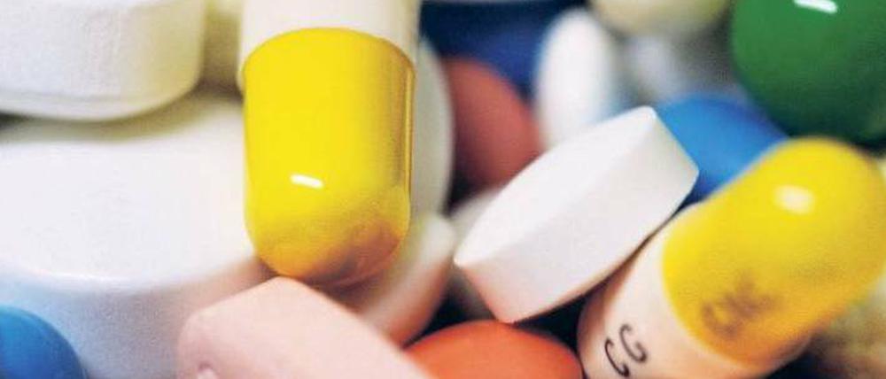 Gefährliche Mischung. Alte, oft chronisch kranke Patienten bekommen meist einen regelrechten Medikamentencocktail. Stimmen ihre Ärzte die Wirkstoffe nicht genug aufeinander ab, kann es zu gefährlichen Wechselwirkungen kommen.