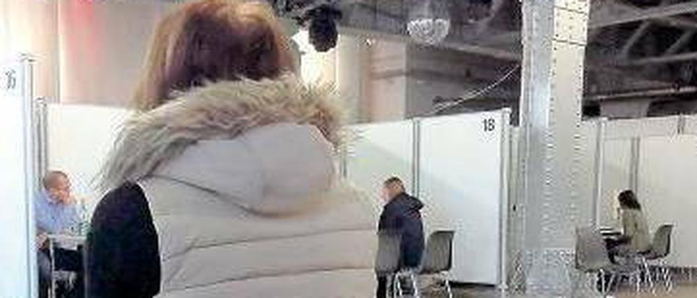 Ausbildungsplatzvergabe unter Discokugeln: Das Prozedere im Postbahnhof am Ostbahnhof erinnert an Bohlens DSDS. Warten, bangen, überzeugen.
