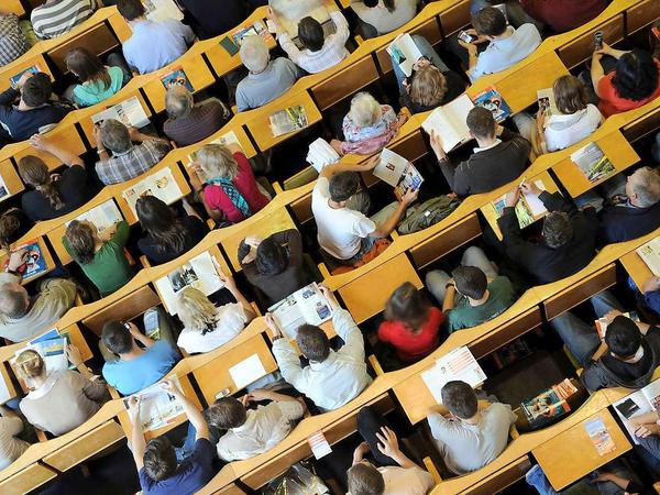 Hörsäle... sind meistens voll, vermutlich auch die, in denen unsere Autorin demnächst sitzen wird.