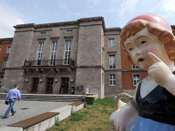 Schön aufpassen, sonst kommt der böse Wolf... Rotkäppchen vor der Uni in Potsdam.