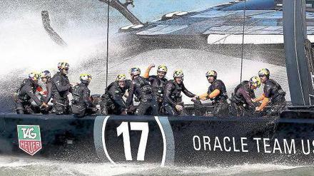 Gier und Gischt. Bis Mittwoch hatten Jimmy Spithill (3. v. li.) und sein US-Team die Rivalen aus Neuseeland schon zehn Mal geschlagen. Foto: AFP