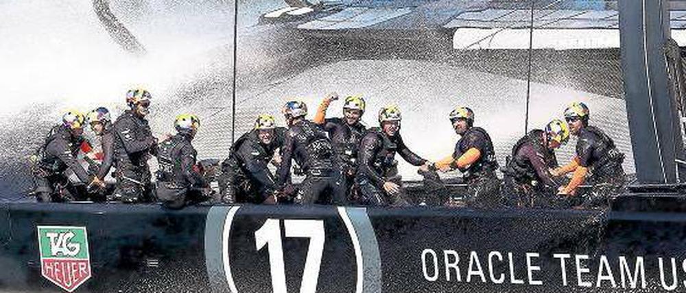 Gier und Gischt. Bis Mittwoch hatten Jimmy Spithill (3. v. li.) und sein US-Team die Rivalen aus Neuseeland schon zehn Mal geschlagen. Foto: AFP