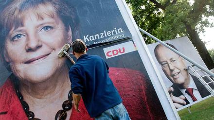 Beim Kampf ums Kanzleramt hat auf Politbarometer noch immer Angela Merkel die Nase vorn.