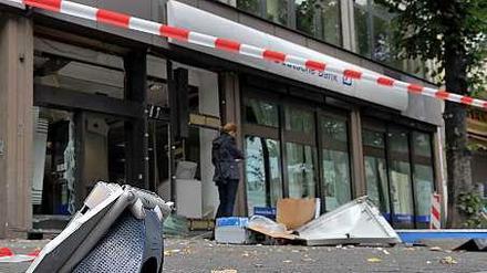 Die Polizei sucht mit Fotos nach den Geldautomaten-Sprengern.