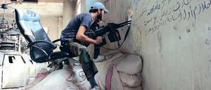 Ein Oppositionskämpfer in Aleppo. Die UN werfen den Rebellen und dem Regime in Syrien schwerste Verbrechen vor. Foto: Aref Hretani/Reuters